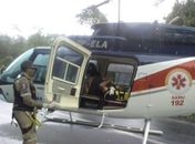 Helicóptero socorre uma das vítimas em acidente grave em São Miguel dos Campos