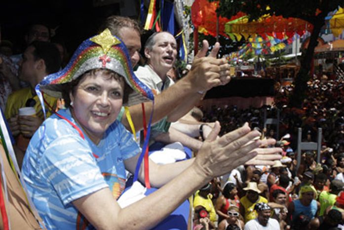 Dilma e Serra no frevo em Recife, mas distantes muitos passos...