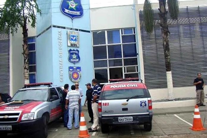 Galera faz arrastão, assalta residências e espanca morador 