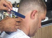 Presidente paga promessa e raspa a cabeça por Bahia não conseguir acesso