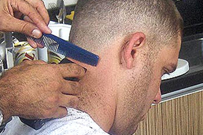 Presidente paga promessa e raspa a cabeça por Bahia não conseguir acesso