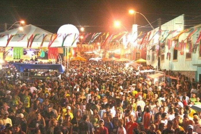 Foliões lotaram o Cais da Lancha