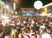 Foliões lotaram o Cais da Lancha