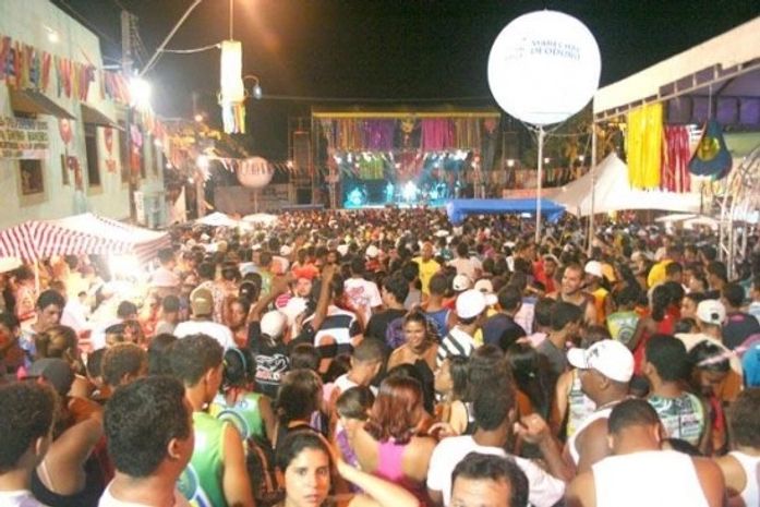 Foliões lotaram o Cais da Lancha