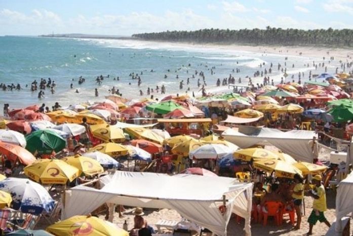 Praia do Francês lotada de turistas