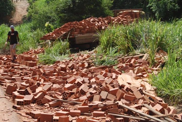 Carga ficou na pista