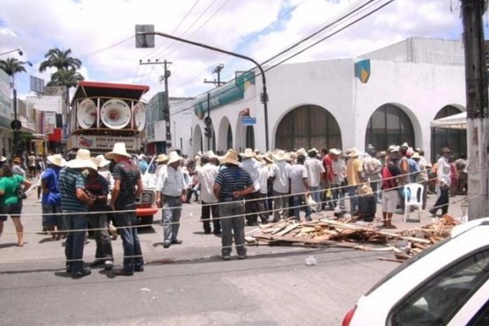 Terceiro dia de protesto de agricultores prejudica população de Arapiraca