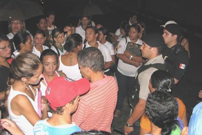 São Miguel dos Campos: estudantes fecham ruas próximo a casa de prefeita