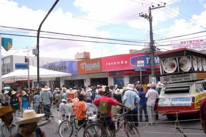 Agricultores deixam o Centro de Arapiraca após quatro dias de caos na cidade