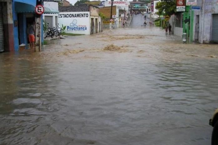 Ruas ficaram completamente alagadas