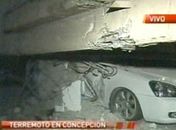 Carro é soterrado por escombros de estacionamento em Concepción