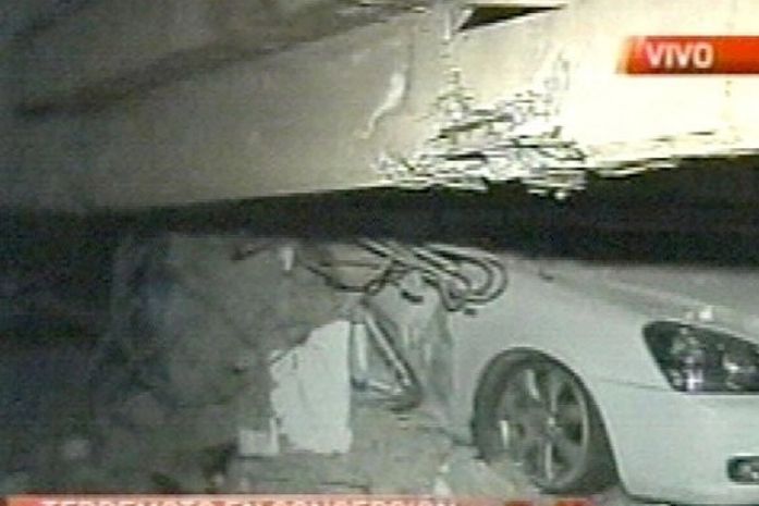 Carro é soterrado por escombros de estacionamento em Concepción