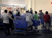 Residentes de Honolulu, no Havaí, fazem fila para comprar mantimentos como preparativo de alerta de tsunami; sirenes soaram em todo o arquipélago