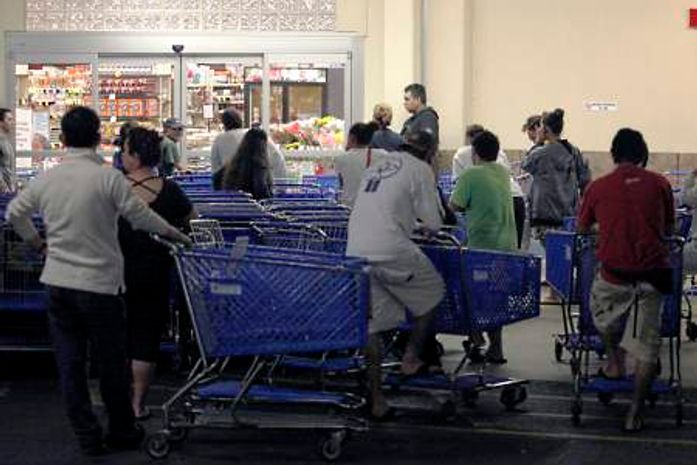 Residentes de Honolulu, no Havaí, fazem fila para comprar mantimentos como preparativo de alerta de tsunami; sirenes soaram em todo o arquipélago