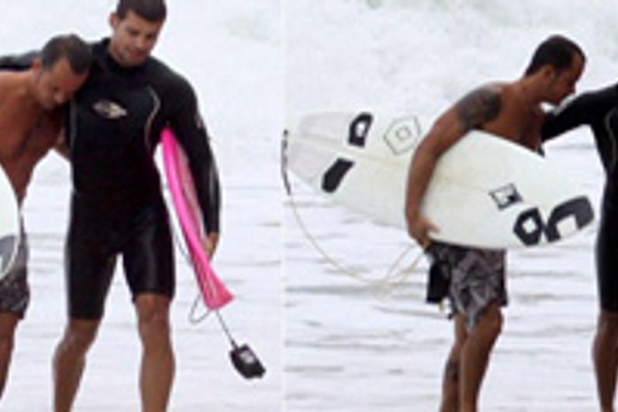 Depois de briga Cauã e Vilhena pegam onda juntos