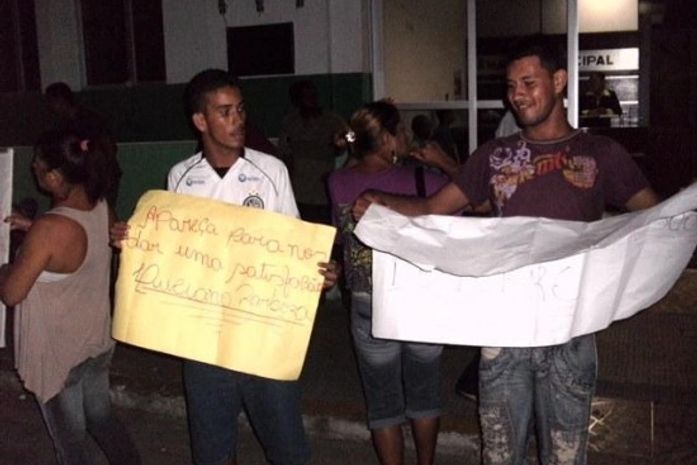 Moradores de Arapiraca protestam contra indenização de casas durante sessão da Câmara