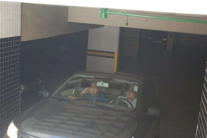 Soareste saiu do prédio em seu carro particular, acompanhado de dois amigos