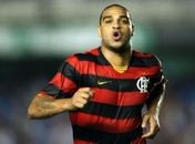 Adriano e mais dez jogadores caem na balada e tem carro apedrejado por namorada