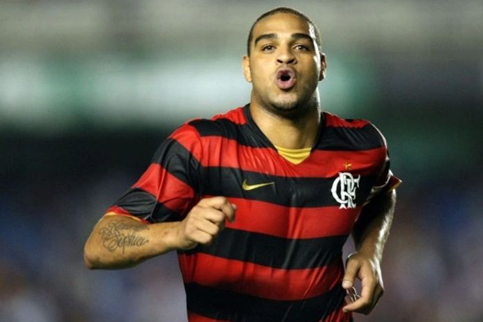 Adriano e mais dez jogadores caem na balada e tem carro apedrejado por namorada