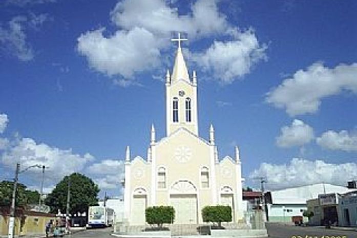 Professor é alvo de atentado na porta de casa em Taquarana