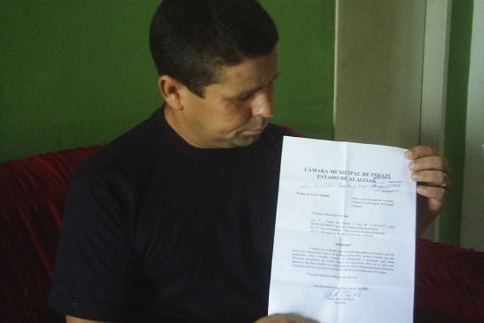 Vereador mostra lei municipal