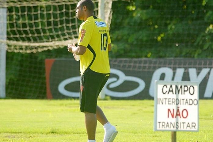 Após 11 dias, Adriano volta ao Fla e faz trabalho físico separadamente
