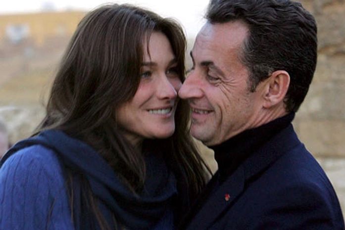 Jornal francês diz que Nicolas Sarkozy e Carla Bruni têm amantes