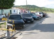 Moradores se revoltam com abandono de veículos em frente à delegacia