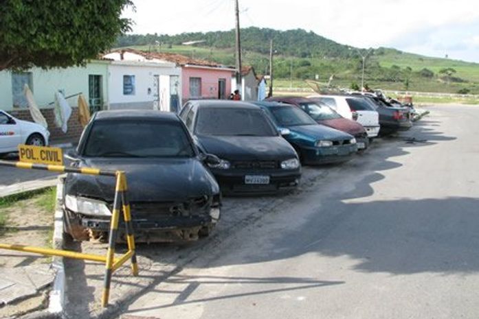 Moradores se revoltam com abandono de veículos em frente à delegacia