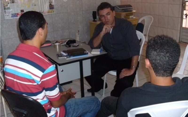 Jovem filmado fazendo sexo com padre em Arapiraca desabafa e conta toda sua história Jovem filmado fazendo sexo com padre em Arapiraca desabafa e conta toda sua história