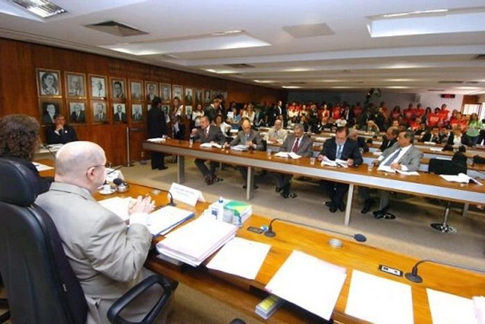 CCJ não vota projeto de Heloisa Helena que pune corrupção com até 25 anos de prisão