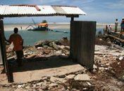 Mar avançou e destruiu casas na Barra Nova