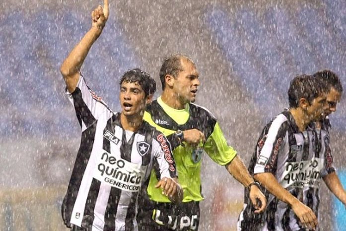 Video: Após falta de luz, Botafogo vence Olaria e alcança a liderança