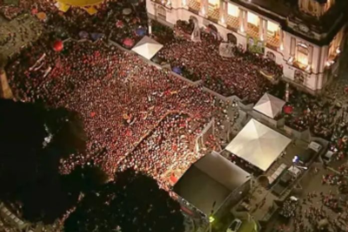 Bomba com fezes é lançada em evento com Lula no Rio