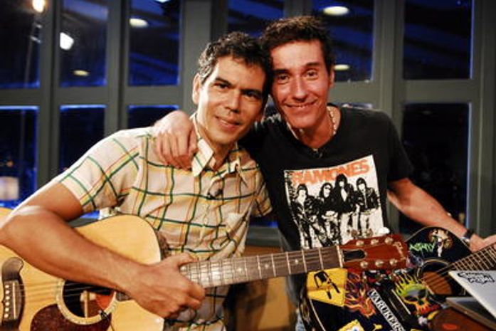 Dinho Ouro Preto se recupera aos poucos e grava CD do Capital Inicial