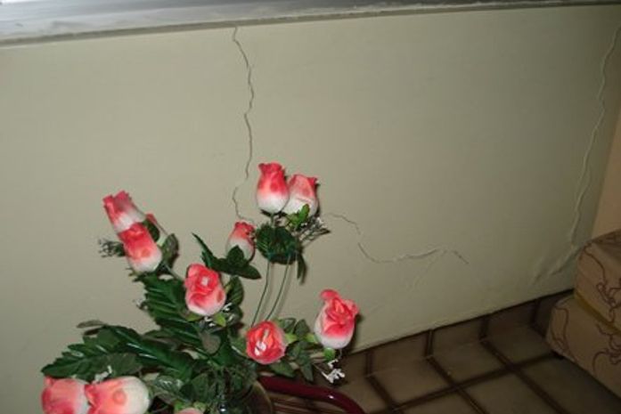 Paredes da residência ficaram avariadas com o impacto