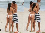 Fotos: Isis Valverde troca beijos com suposto namorado na praia