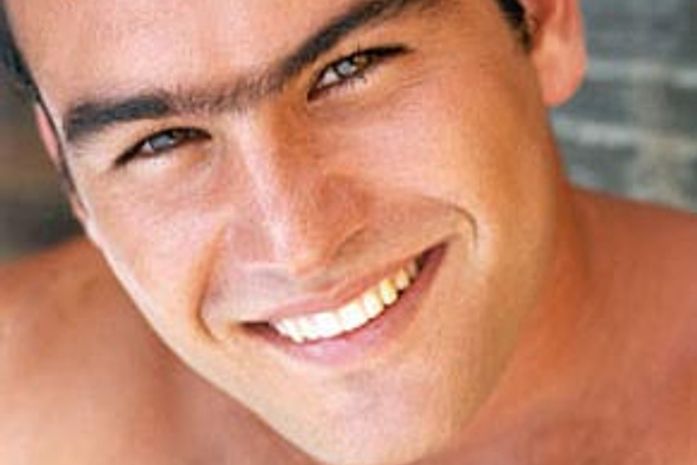 Thierry Figueira fica noivo de uma, mas ama outra...