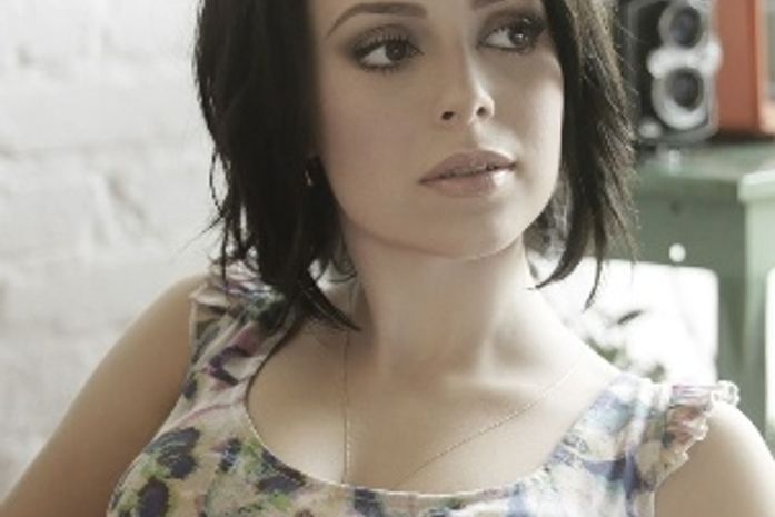 Cantora Sandy dá amostra de como estará em seu 1º trabalho solo