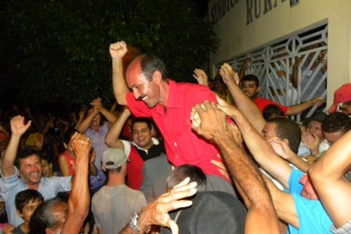 Zé Cícero carregado nos braços dos trabalhadores de Inhapi