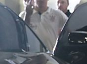 Torcida protesta na saída do Timão, e Ronaldo Fenômeno faz gesto obsceno