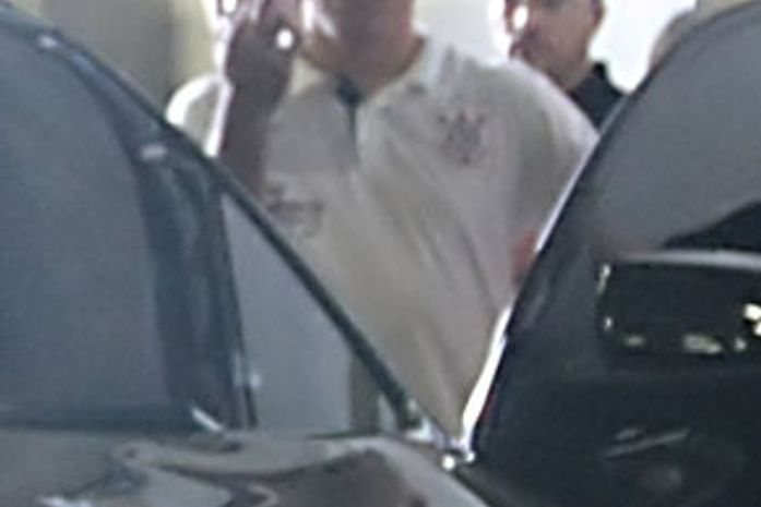 Torcida protesta na saída do Timão, e Ronaldo Fenômeno faz gesto obsceno