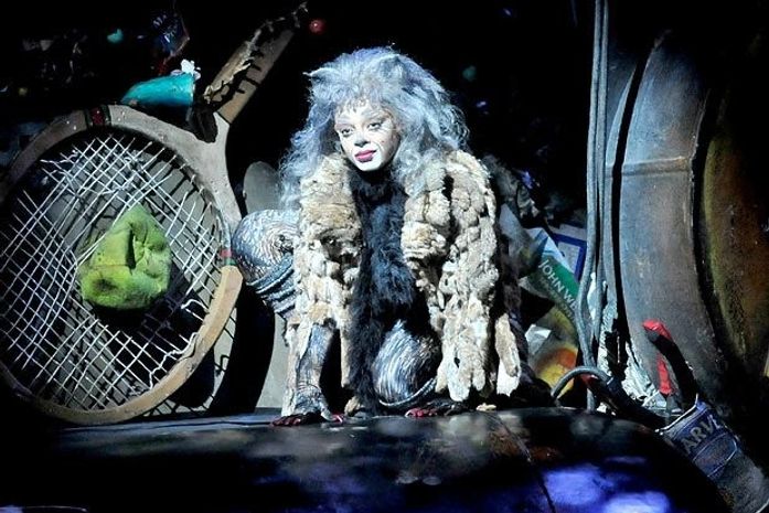 Paula Lima veste a pele de Grizabella em musical Cats