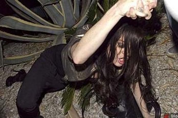 Lindsay Lohan chega bêbada em festa e cai no chão