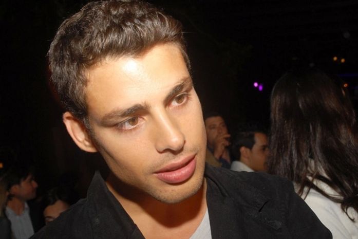 Cauã Reymond se irrita com brincadeira de Silvio Santos