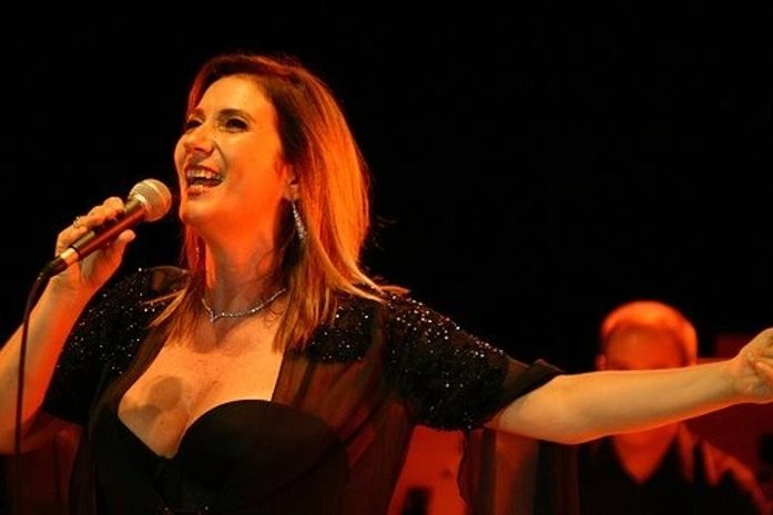 Cantora Zizi Posse