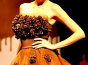 Estudantes de moda criam looks com peças feitas de chocolate