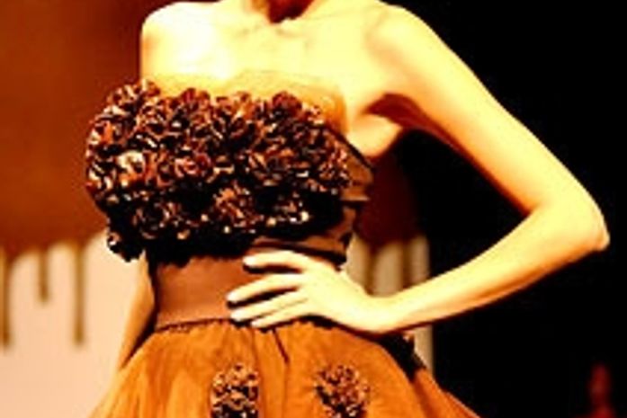 Estudantes de moda criam looks com peças feitas de chocolate
