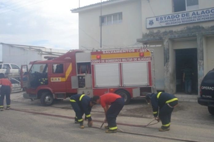 Bombeiros ajudaram a apagar o fogo