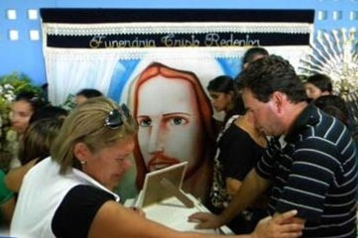 Emoção e dor no enterro de crianças mortas em Santana do Ipanema